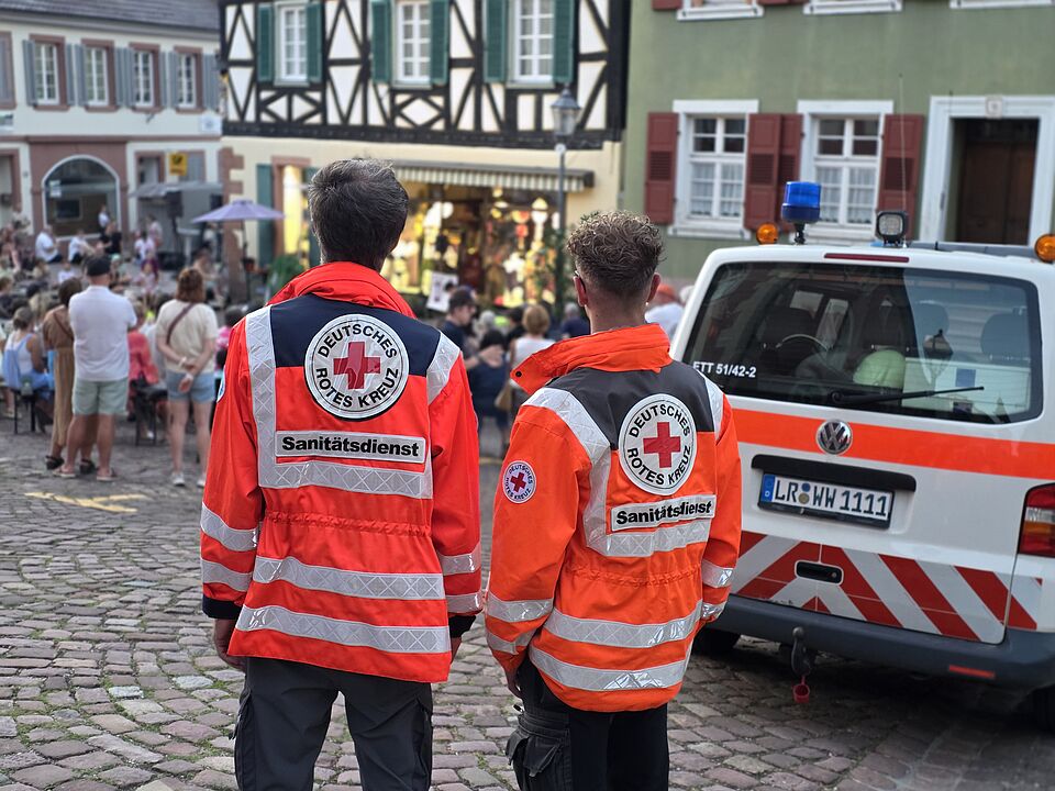 KuKuK Festival 2026 Zwei Sanitär schauen bei einer Veranstaltung zu.