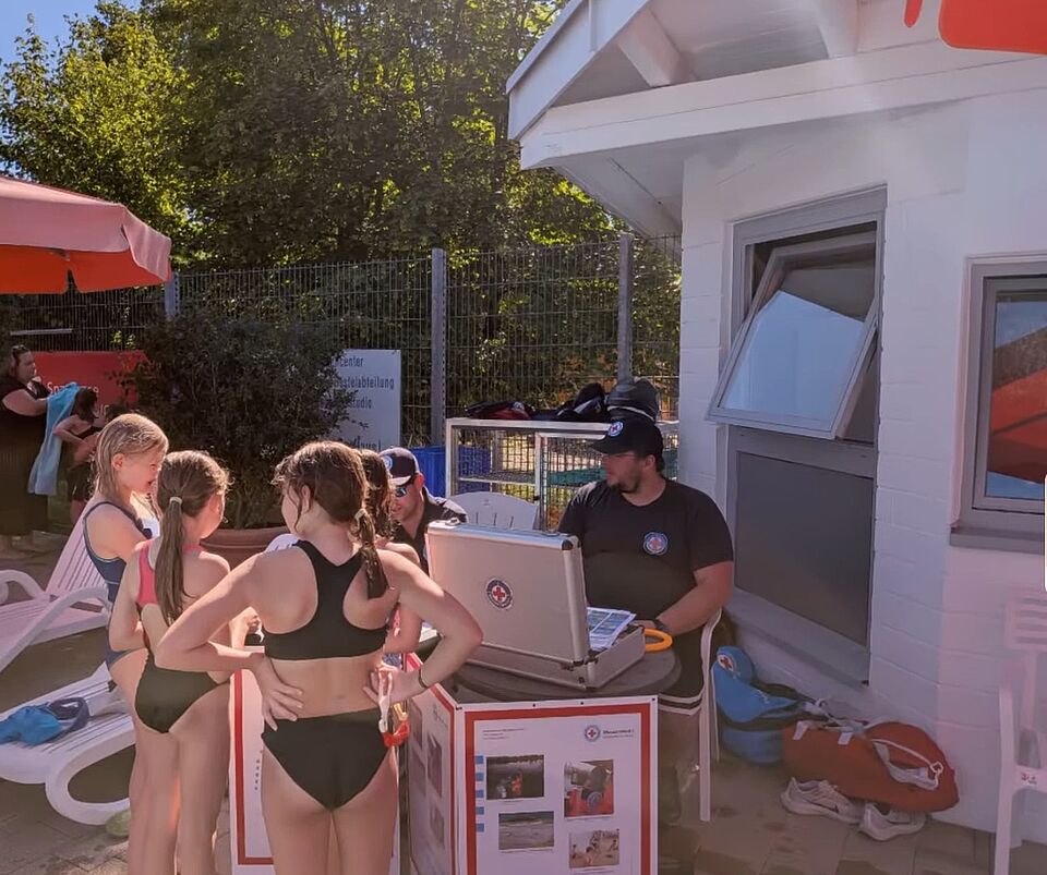 Helfer der Wasserwacht bei der Anmeldung zur Schwimmabzeichenprüfung