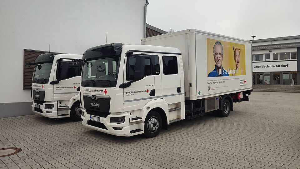 Lastwagen des Blutspendedienstes vor einer Sporthalle