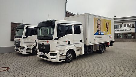 Lastwagen des Blutspendedienstes vor einer Sporthalle