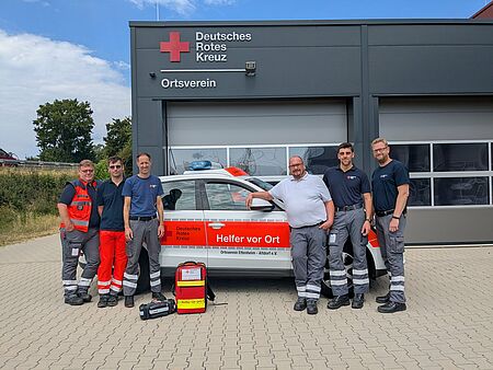 Gruppenbild der Helfer-vor-Ort Ettenheim vor dem Einsatzfahrzeug
