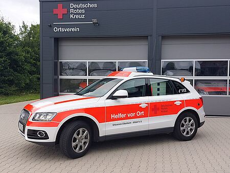 Audi Q5 Einsatzfahrzeug der Helfer-vor-Ort steht vor dem Rettungszentrum des DRK OV Ettenheim