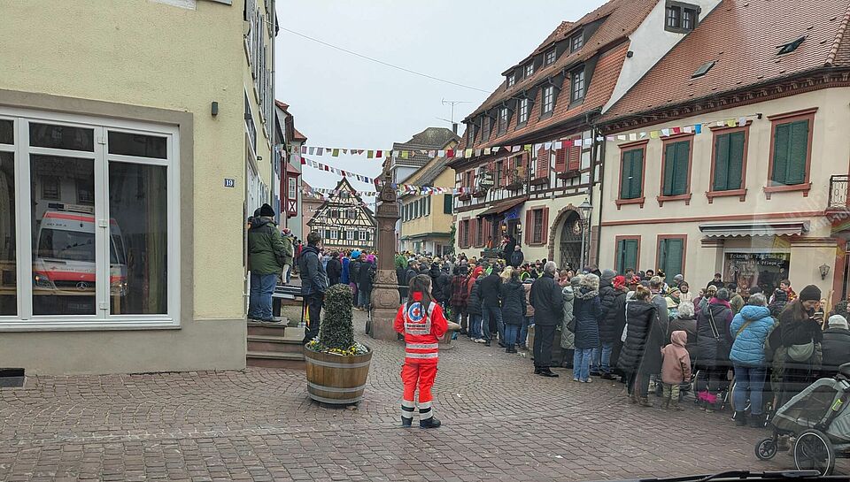 Narrentreffen Januar 2026 DRK steht an der Strecke beim Narrentreffen in Ettenheim