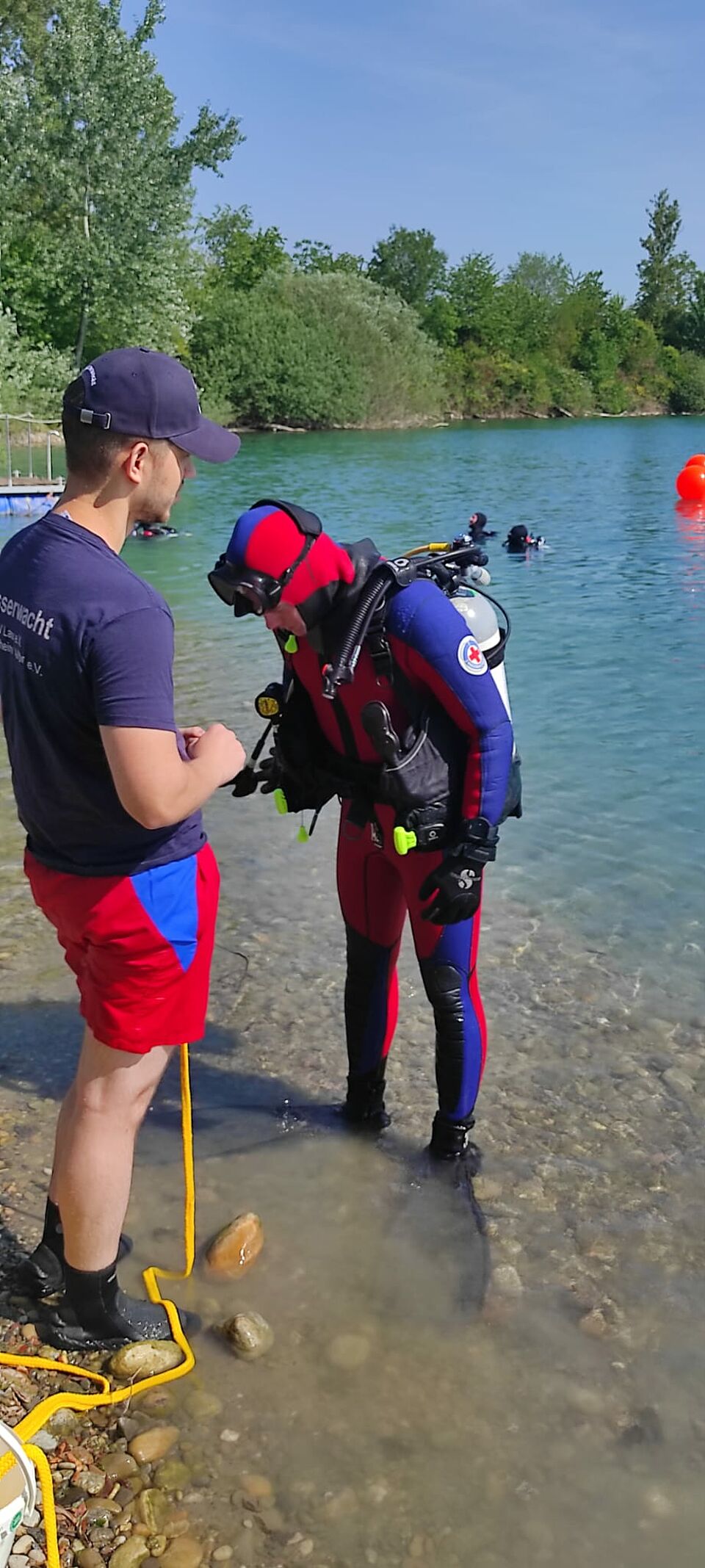 Ein Taucher der Wasserwacht Ettenheim steht im Wasser