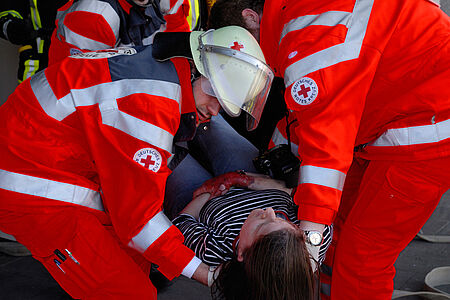 Helferübung: Bereitschaften - Sanitätsdienst; Journalistencamp Szenario „Brandanschlag auf ein Jugendheim“