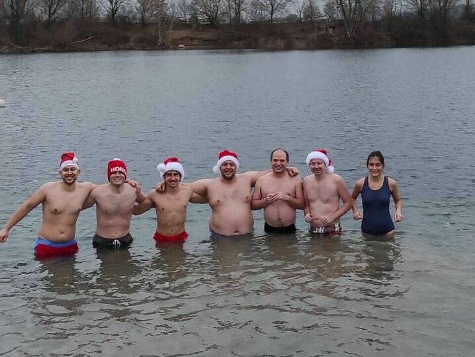 Mitglieder der Wasserwacht mit Nikolausmützen im Badesee