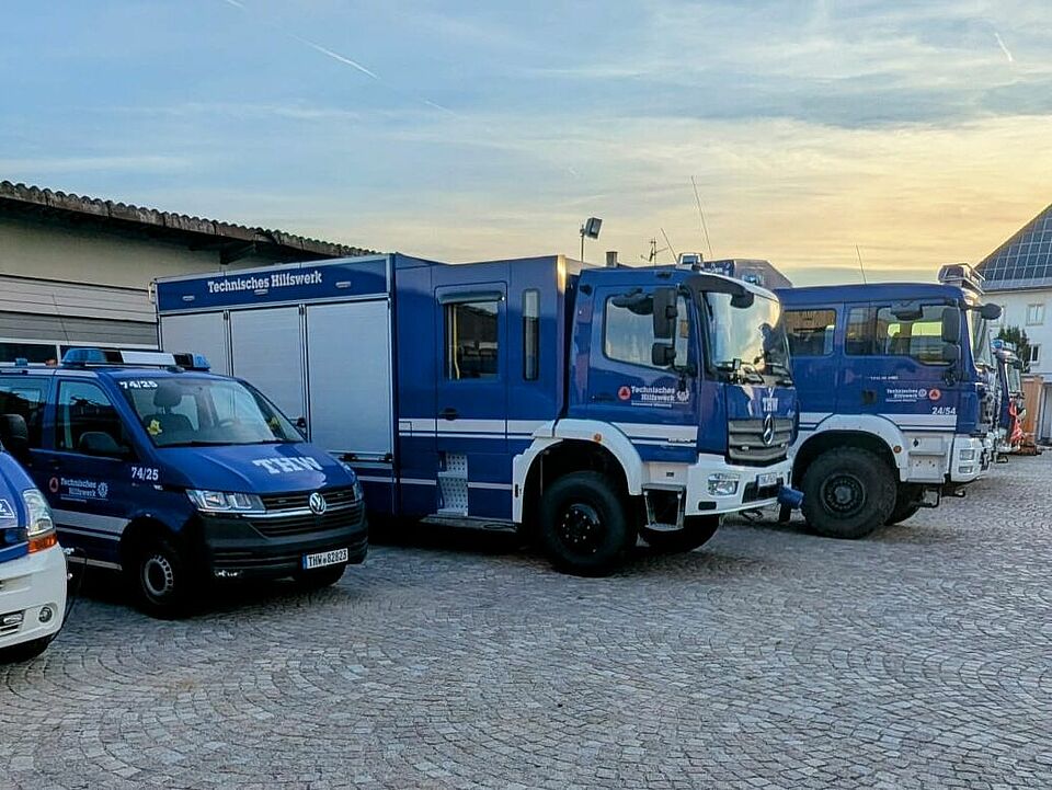 THW Fahrzeuge Praxistraining Bevölkerungschutz THW Einsatzfahrzeuge