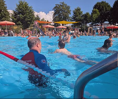 Rettungsschwimmer der Wasserwacht mit einem Kind im Wasser