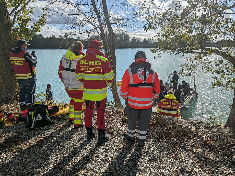 Einsatzkräfte verschiedener Hilfsorganisationen bei einer Tauchübung