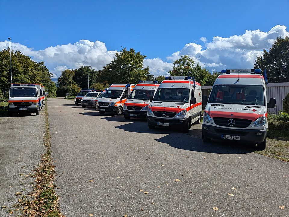 Mehrere DRK Einsatzfahrzeuge stehen nebeneinander 