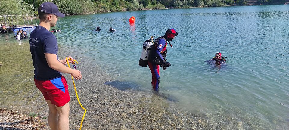 DRK Ettenheim Wasserwacht Tauchprüfung Taucher der DRK Wasserwacht geht in einen Badesee